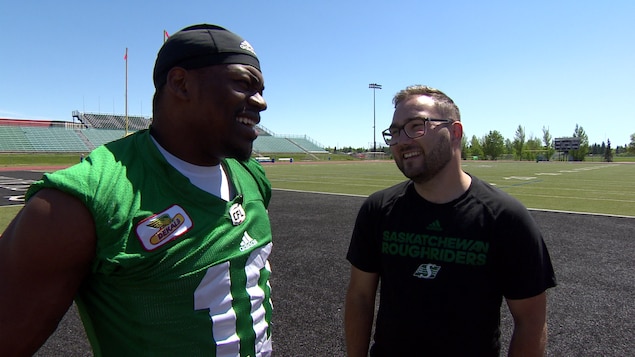 Henoc Muamba, secondeur des Roughriders de la Saskatchewan (gauche) et Jared LaCoste, aumônier de l'équipe (droite)
