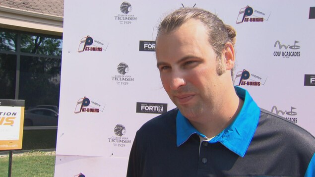 Jason Burns donne une entrevue à Radio-Canada.