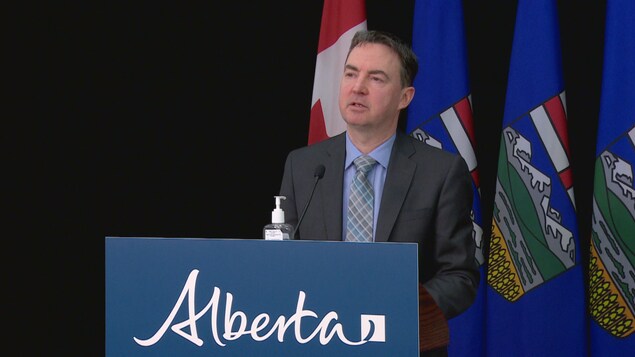 Le ministre de la Santé de l'Alberta, Jason Copping, en conférence de presse.