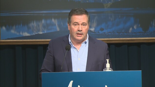 Jason Kenney, au lutrin.