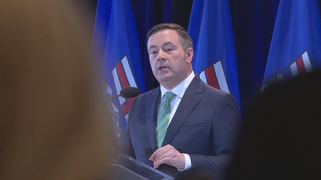 Le chef du Parti conservateur uni de l'Alberta Jason Kenney sur une estrade au Metropolitan Conference Centre de Calgary.