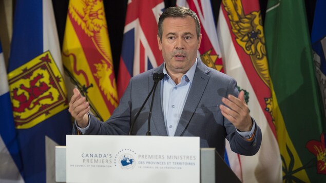 Jason Kenney s'adresse aux médias lors d'une conférence de presse.