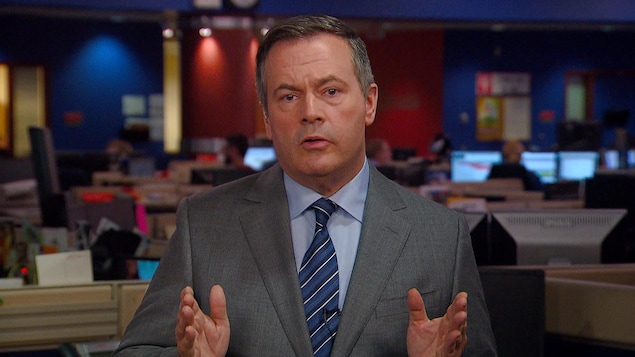 Jason Kenney en entrevue dans un studio de télévision.