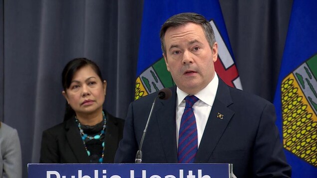 Jason Kenney qui s'adresse aux médias.