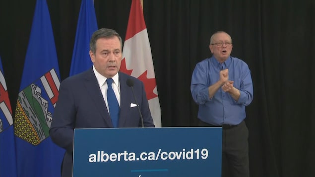 Jason Kenney en conférence de presse.