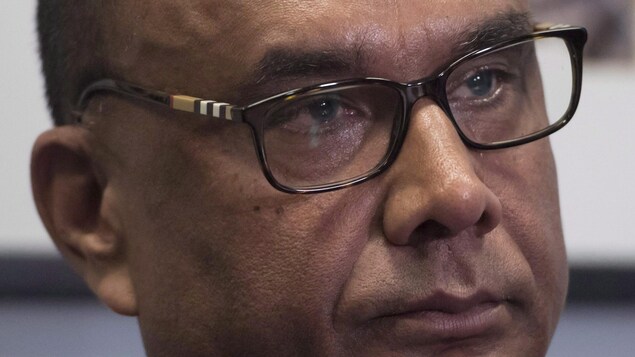 Jaspal Atwal, portant des lunettes, photographié de près Jaspal Atwal, portant des lunettes, photographié de près