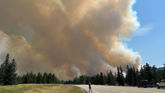 Thousands of tourists among those forced to flee Jasper National Park due to wildfire threat