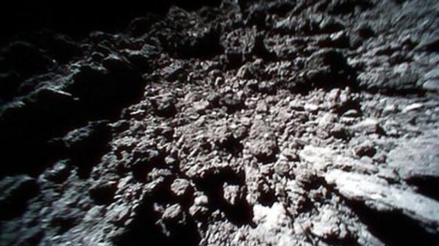 La surface de l'astéroïde Ryugu.