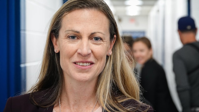 Une femme dans le couloir des vestiaires d'un aréna.
