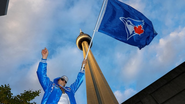 Un partisan, un drapeau des Jays, et la Tour CN.