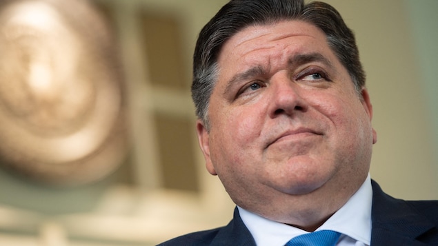 Gros plan de J.B. Pritzker, qui regarde vers la gauche