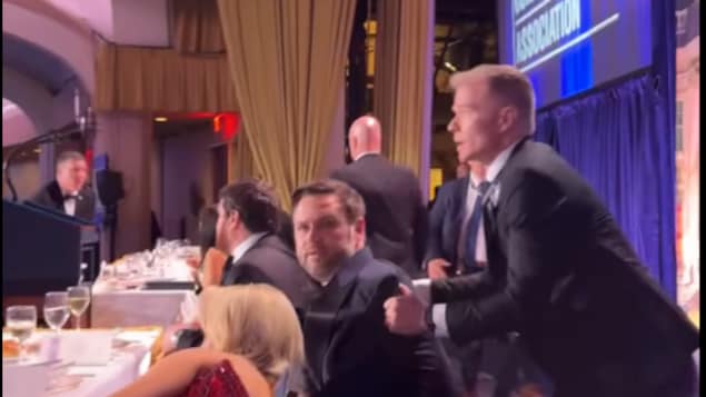 J.D Vance est escorté hors du gala de la presse à Washington.