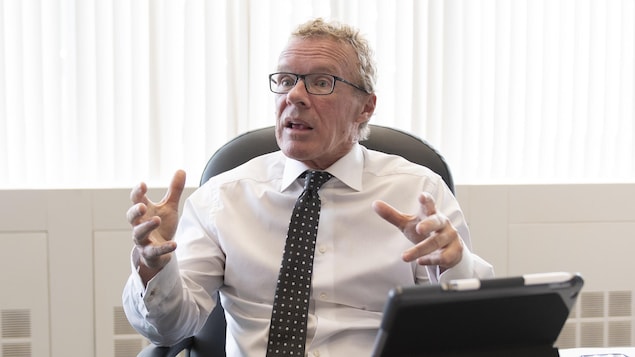 Jean Boulet en entrevue dans son bureau.