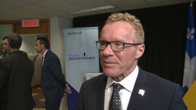 Jean Boulet accorde une entrevue à Radio-Canada en marge d’une conférence de presse tenue à Drummondville.