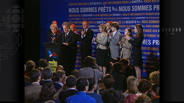 Jean Charest et le PLQ sont élus en 2003. Jean Charest et le PLQ sont élus en 2003.