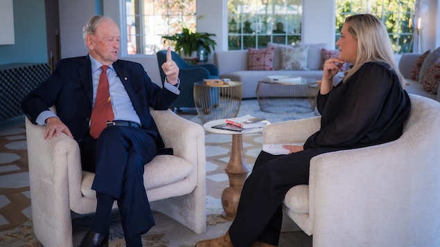 Jean Chrétien et Marie-Claude Julien discutent.