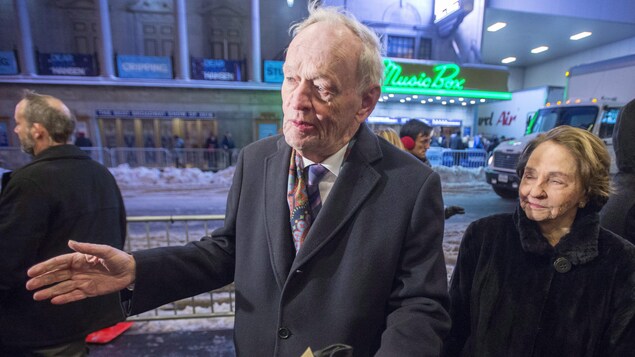 Jean Chretien et sa femme Aline dans une rue de New York juste avant la première de « Come From Away » à Broadway. Jean Chretien et sa femme Aline dans une rue de New York juste avant la première de « Come From Away » à Broadway.