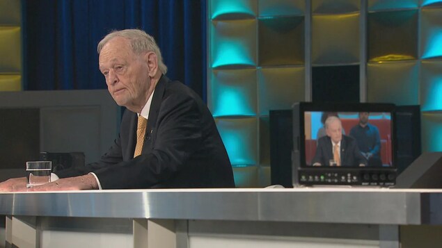 Nasa set ng TV show si Jean Chrétien.