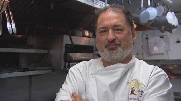 Un chef dans sa cuisine. Un chef dans sa cuisine.
