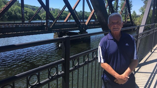 Jean Clusiault sur le pont du lac des Nations à Sherbrooke. Jean Clusiault sur le pont du lac des Nations à Sherbrooke.