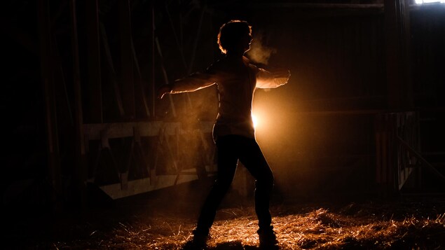 Jean-Daniel Bouchard danse dans un halo de lumière.