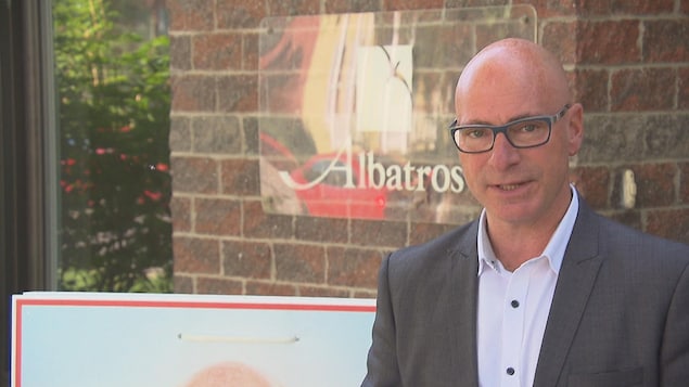 Jean-Denis Girard devant la Maison Albatros Jean-Denis Girard devant la Maison Albatros