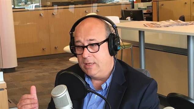Jean Dubé lors d'une entrevue à la radio. Jean Dubé lors d'une entrevue à la radio.