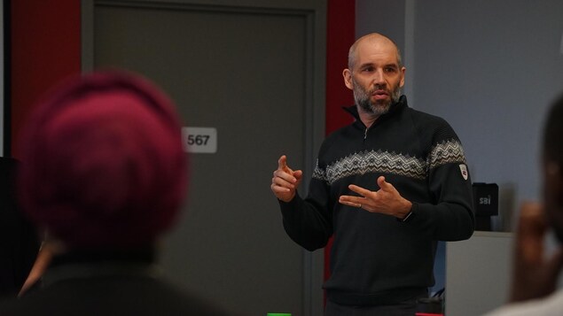 Jean-François Cantin répond aux questions d’étudiants internationaux venus visiter les installations de l’entreprise SBI. Jean-François Cantin répond aux questions d’étudiants internationaux venus visiter les installations de l’entreprise SBI.
