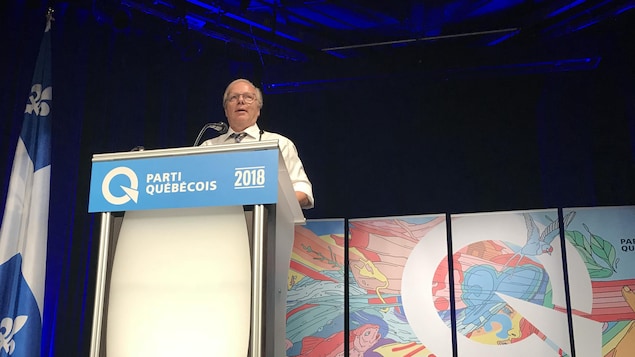 Jean-François lisée parle sur une scène lors de son investiture. Jean-François lisée parle sur une scène lors de son investiture.