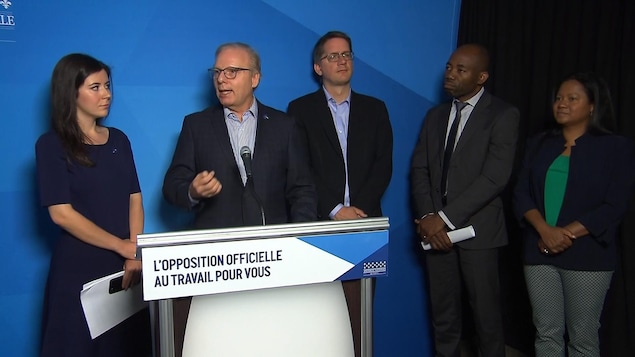 Le chef du Parti québécois Jean-François Lisée entouré des députés Catherine Fournier et Sylvain Gaudreault, ainsi que de deux candidats du PQ.