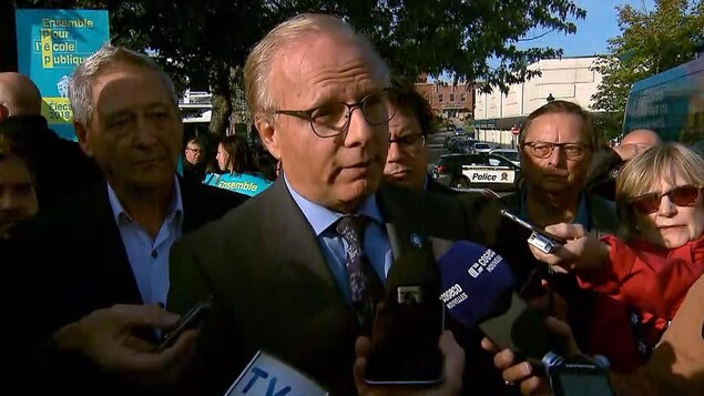 Jean-François Lisée entouré de plusieurs personnes, dans un point de presse. Jean-François Lisée entouré de plusieurs personnes, dans un point de presse.