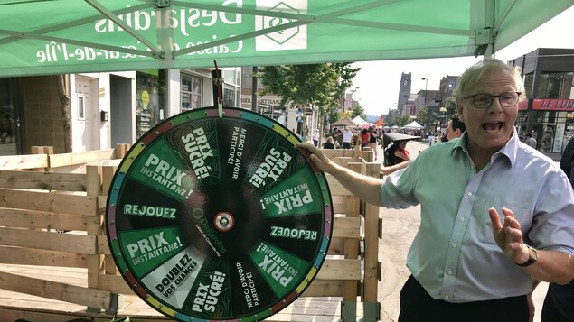 M. Lisée dans un kiosque de Desjardins, sur la rue Masson.