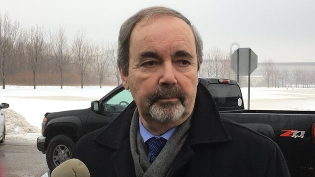 Le maire de Bécancour Jean-Guy Dubois rencontre les journalistes sur le site de l'ABI. Le maire de Bécancour Jean-Guy Dubois rencontre les journalistes sur le site de l'ABI.