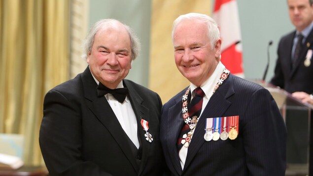 Jean-Guy Rioux et le gouverneur général du Canada lors de la cérémonie de l'Ordre du Canada en 2012 Jean-Guy Rioux et le gouverneur général du Canada lors de la cérémonie de l'Ordre du Canada en 2012