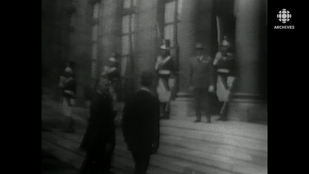 Jean Lesage montant les marches de l'Élysée devant la garde française.