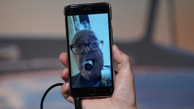 Le cinéaste Jean-Luc Godard, fumant un cigare, est visible sur l'écran d'un téléphone intelligent. Il donnait une conférence de presse via l'application FaceTime. Le cinéaste Jean-Luc Godard, fumant un cigare, est visible sur l'écran d'un téléphone intelligent. Il donnait une conférence de presse via l'application FaceTime.