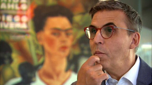 Jean-Luc Murray, directeur général du MNBAQ, devant une peinture de Frida Kahlo lors d'une entrevue