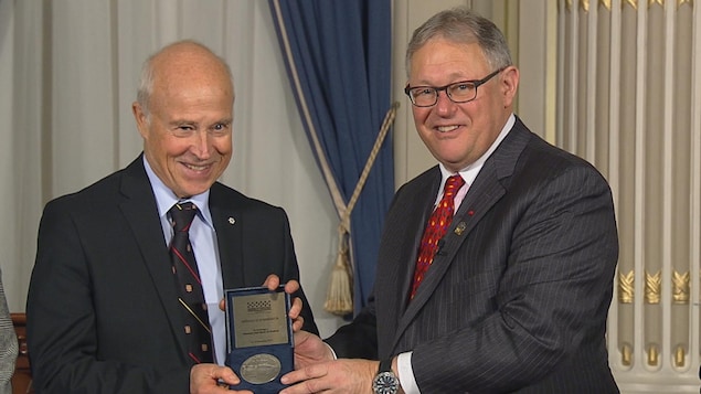 Jean-Marie De Konninck reçoit la médaille d'honneur de l'Assemblée nationale. Jean-Marie De Konninck reçoit la médaille d'honneur de l'Assemblée nationale.