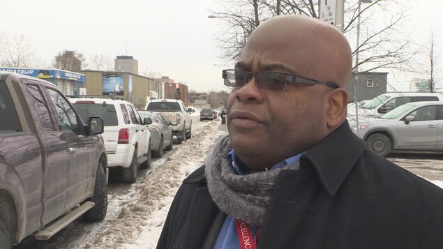 Jean-Marie Mondésir, membre du Conseil de la communauté noire de Gatineau, en entrevue avec Radio-Canada en hiver à l'extérieur. Jean-Marie Mondésir, membre du Conseil de la communauté noire de Gatineau, en entrevue avec Radio-Canada en hiver à l'extérieur.