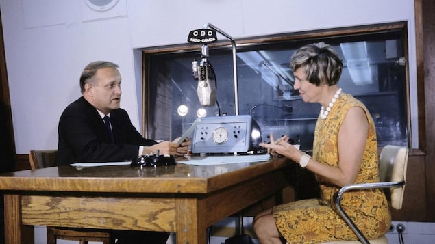Jean Mathieu et Andréanne Lafond, face à face dans un studio radio.
