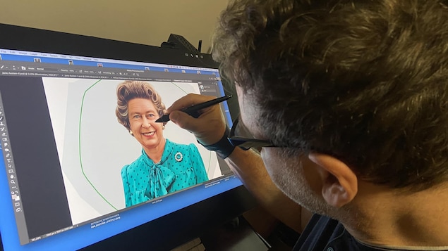 Un dessinateur peaufine les détails sur un portrait de la reine Élizabeth sur sa tablette. 