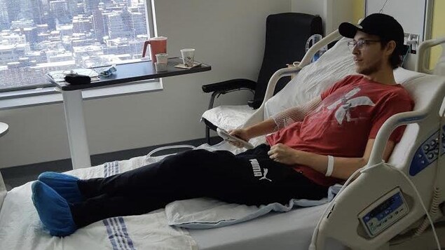 Jean-Michel Savard est étendu dans un lit d'hôpital.