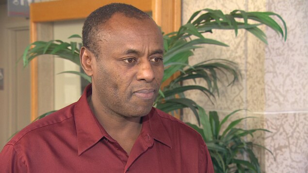Jean Nepo Murwanashyaka parle à la caméra. Jean Nepo Murwanashyaka parle à la caméra.