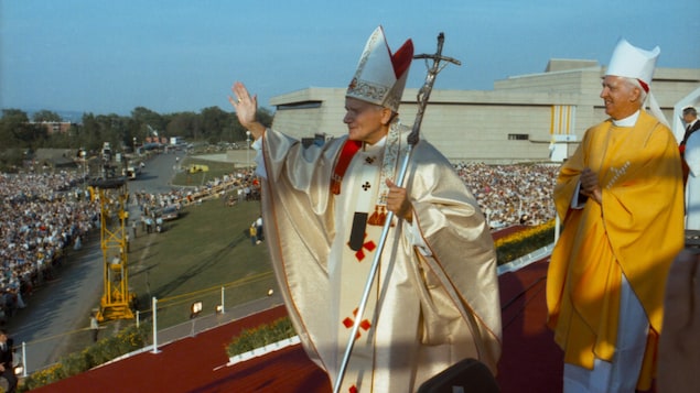 Le pape Jean-Paul II salue l'immense foule réunie sur les terrains du PEPS. 