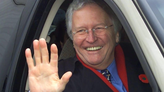 Jean-Paul L’Allier saluant les gens à partir d'une voiture.