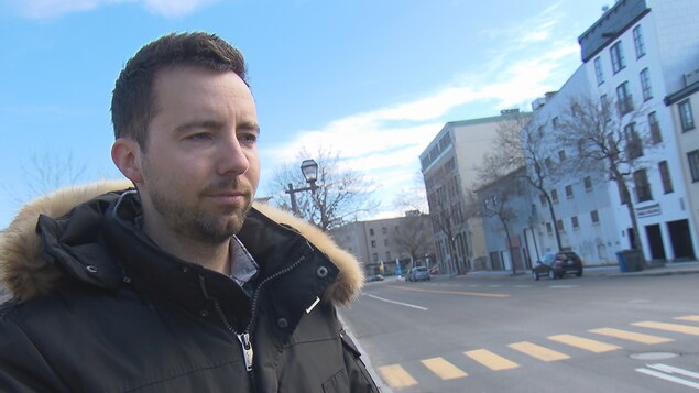 Jean-Philippe Morin en entrevue près d'une traverse piétonnière à Québec Jean-Philippe Morin en entrevue près d'une traverse piétonnière à Québec