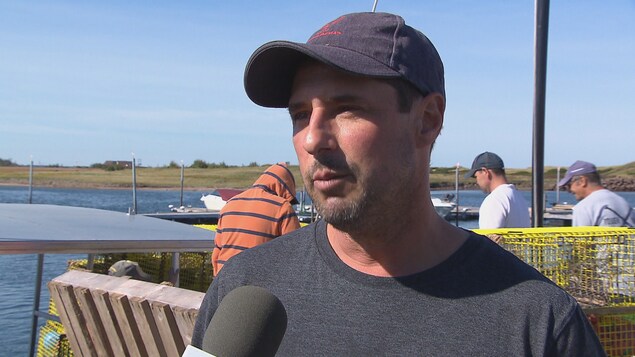 Le pêcheur néo-brunswickois Jean-Pierre Cormier s'accomode bien de la nouvelle taille réglementaire de la carapace du homard. Le pêcheur néo-brunswickois Jean-Pierre Cormier s'accomode bien de la nouvelle taille réglementaire de la carapace du homard.
