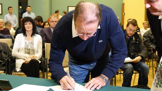 Le conseiller de la Ville de Matane au poste no 2, Jean Pierre Levasseur appose sa signature sur les documents d'assermentation Le conseiller de la Ville de Matane au poste no 2, Jean Pierre Levasseur appose sa signature sur les documents d'assermentation