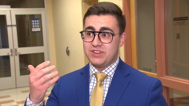 Jean-Sébastien Léger assis en entrevue, explique son point de vue.