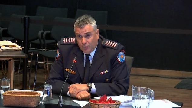 Un policier témoigne lors d'une commission d'enquête. Un policier témoigne lors d'une commission d'enquête.
